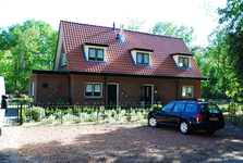 900101 Gezicht op de dienstwoning bij het voormalige N.S.-station Soestduinen (De Beaufortlaan 3) te Soest.